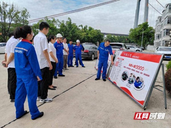 开云体育质检员舒亦桥现场演示密度计、硫含量测定仪等拓荒操作-