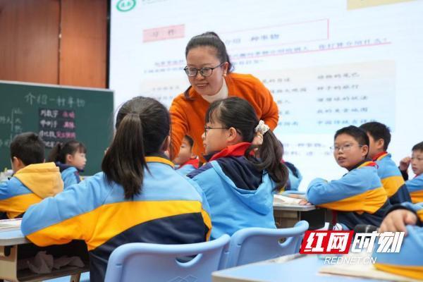 体育游戏app平台将五年岁习作单位“先容事物”的习作任务-开