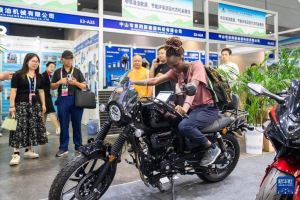 开云体育番邦不雅众（右一）与参展商调换-开云(中国)Kaiy