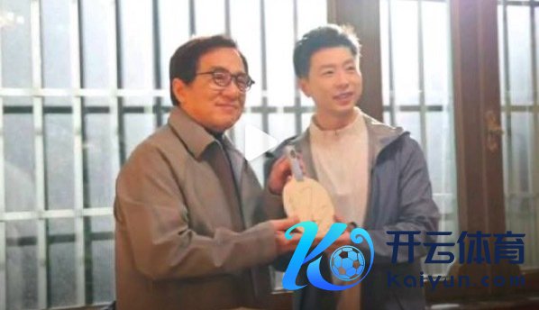 马龙成龙互赠礼物 互动氛围率性鼎沸