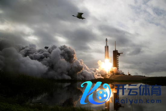 2023 年 10 月 13 日，佛罗里达州卡纳维拉尔角开云体育(中国)官方网站，一枚 SpaceX 猎鹰重型火箭从好意思国国度航空航天局肯尼迪航天中心辐射腾飞。